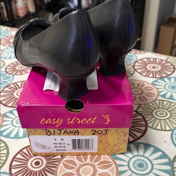 Easy Street Black Heels 9W - Picture 2 of 7